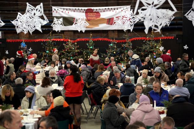 Wigilia Pełna Ciepła - ludzie przy stołach