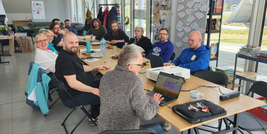 grupa ludzi podczas warsztatów