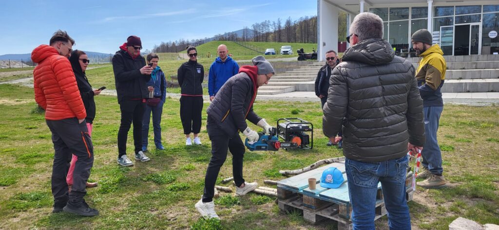 Grupa ludzi podczas ćwiczeń