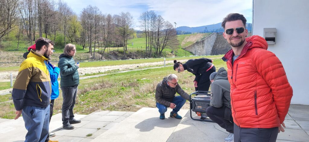 Grupa ludzi podczas ćwiczeń